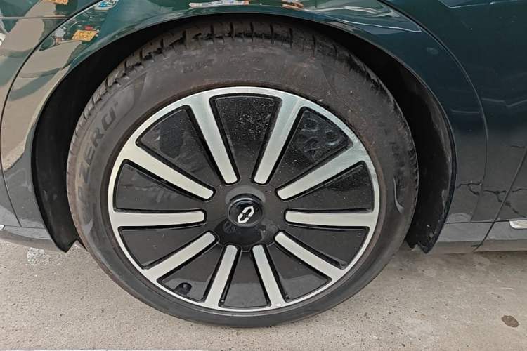 Used Hima AITO M9 2025 Extended-Range Max Version 52 kWh 6-Seater Edition Left Front Wheel Hub