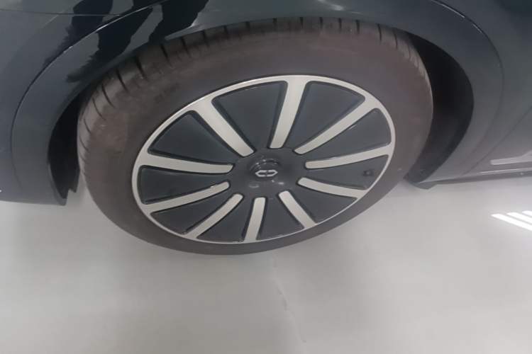 Used Hima AITO M9 2025 Model Range-Extended Max Edition 52kWh 6-seater (896-line LiDAR) Left Front Wheel Hub