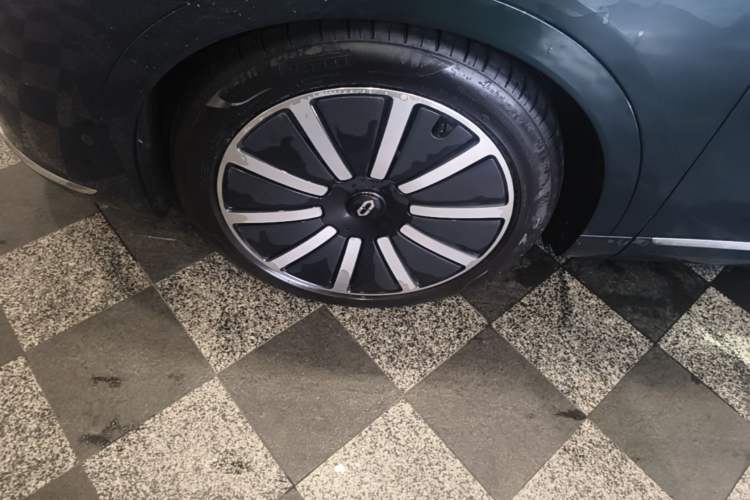 Used Hima AITO M9 2025 Extended-Range Ultra Version 52 kWh 6-Seater Left Front Wheel Hub