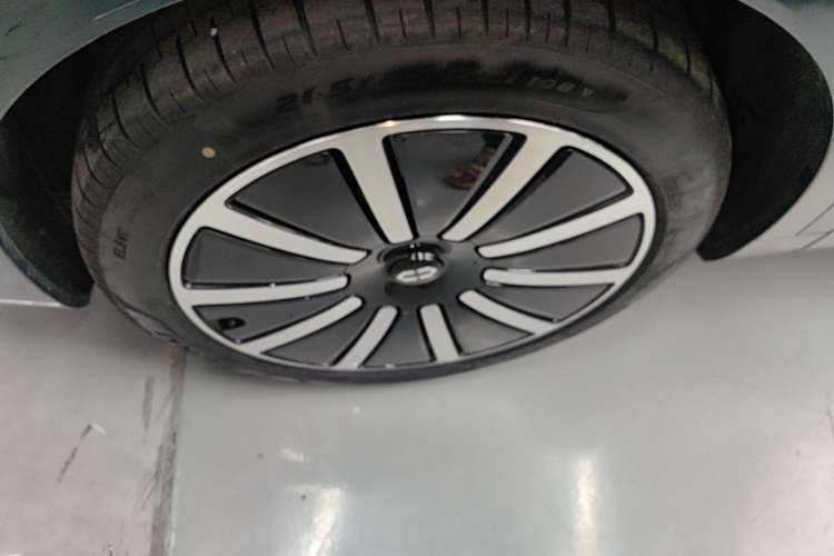 Used Hima AITO M9 2025 Extended-Range Max Version 52 kWh 6-Seater Edition Left Front Wheel Hub