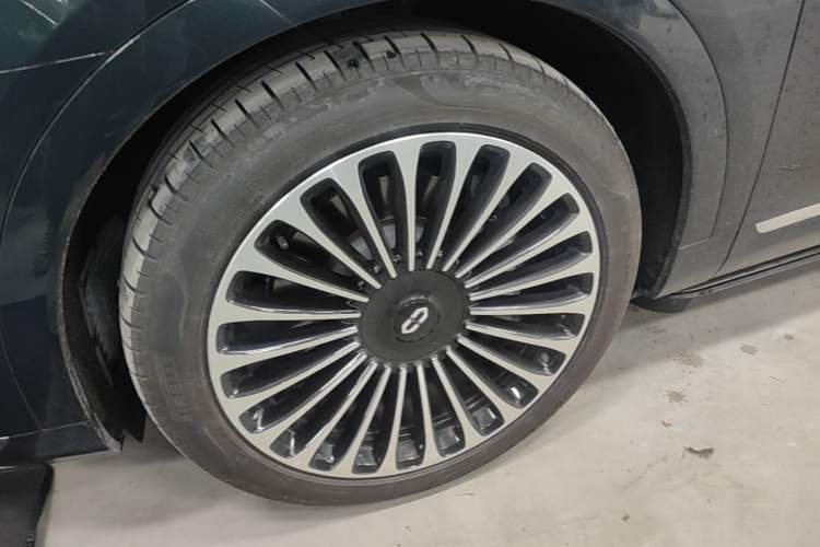 Used Hima AITO M9 2025 Extended-Range Ultra Version 52 kWh 6-Seater Left Front Wheel Hub