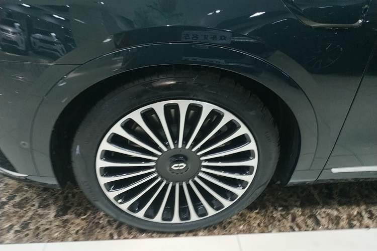 Used Hima AITO M9 2025 Extended-Range Max Version 52 kWh 6-Seater Edition Left Front Wheel Hub