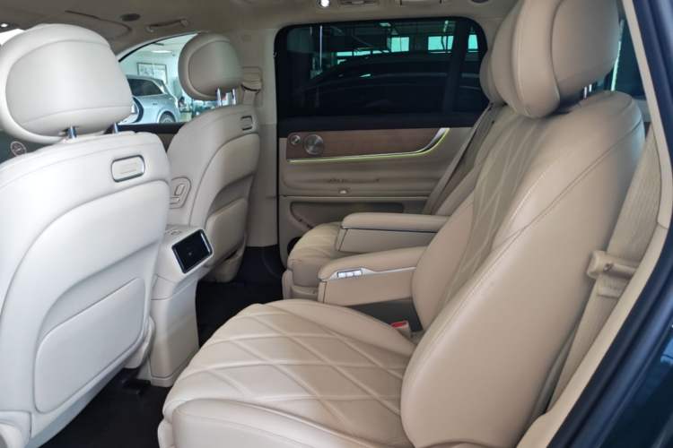 Used Hima AITO M9 2025 Extended-Range Ultra Version 52 kWh 6-Seater Left Rear Seat