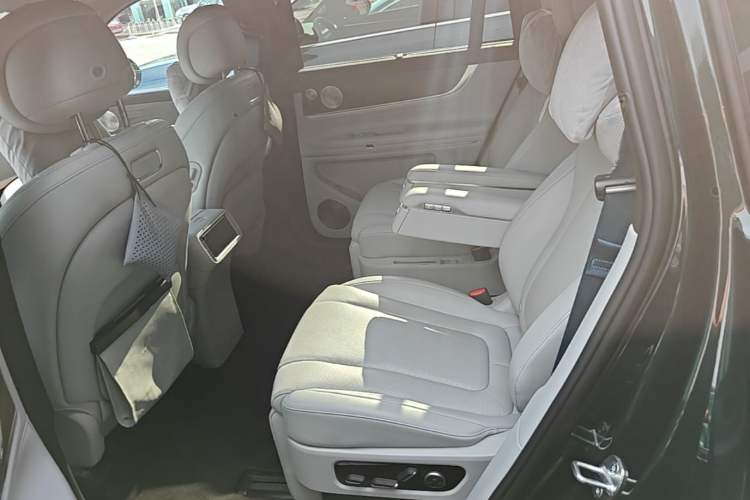 Used Hima AITO M9 2025 Extended-Range Max Version 52 kWh 6-Seater Edition Left Rear Seat