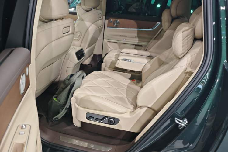 Used Hima AITO M9 2025 Pure Electric Ultra Version 100 kWh 6-Seater Model Left Rear Seat