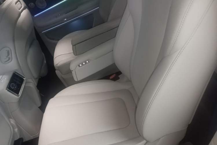 Used Hima AITO M9 2025 Model Range-Extended Max Edition 52kWh 6-seater (896-line LiDAR) Left Rear Seat