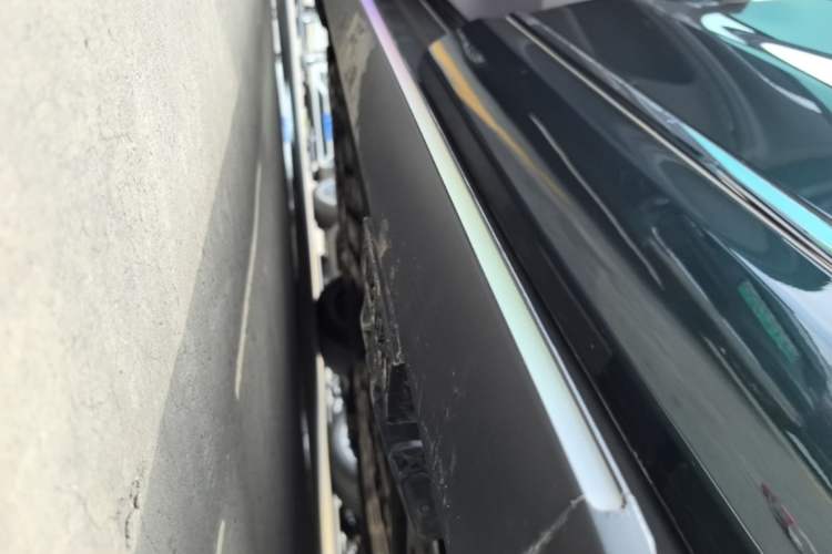 Used Hima AITO M9 2025 Extended-Range Ultra Version 52 kWh 5-Seater Edition Left Side Sill