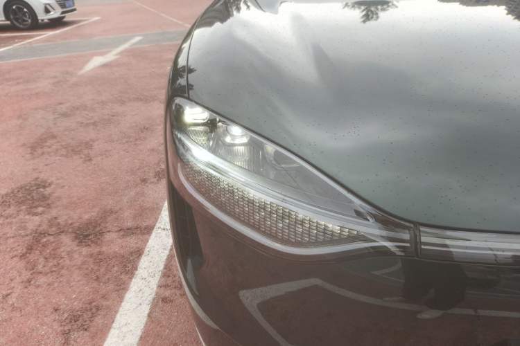 Used Hima AITO M9 2025 Extended-Range Ultra Version 52 kWh 6-Seater Right Front Headlight