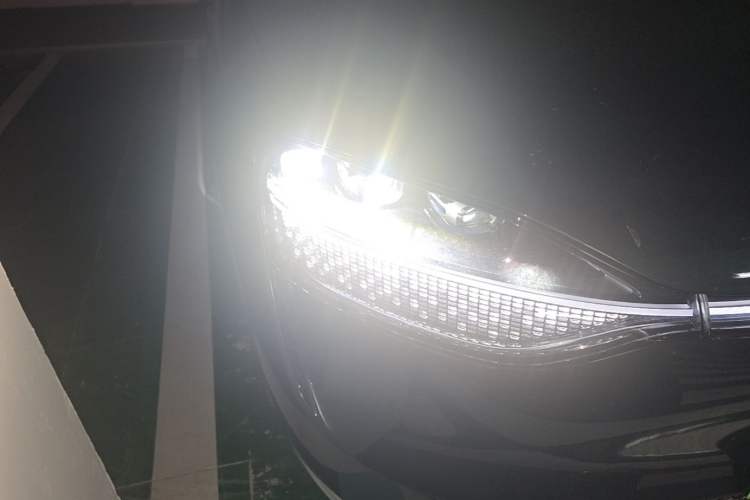 Used Hima AITO M9 2025 Pure Electric Ultra Version 100 kWh 6-Seater Model Right Front Headlight