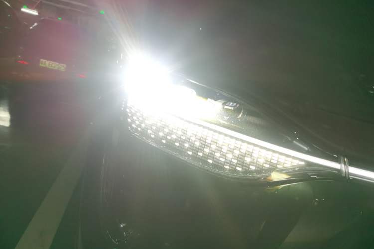 Used Hima AITO M9 2025 Extended-Range Ultra Version 52 kWh 6-Seater Right Front Headlight