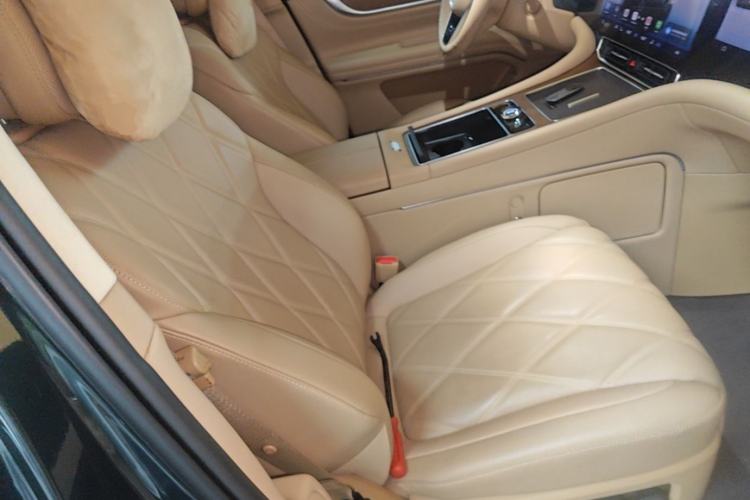 Used Hima AITO M9 2025 Extended-Range Max Version 52 kWh 6-Seater Edition Right Front Seat
