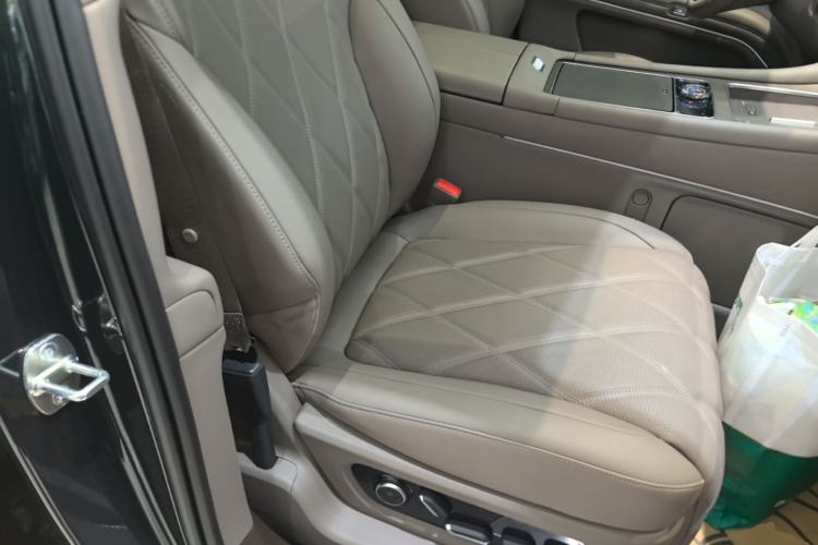 Used Hima AITO M9 2025 Extended-Range Ultra Version 52 kWh 5-Seater Edition Right Front Seat