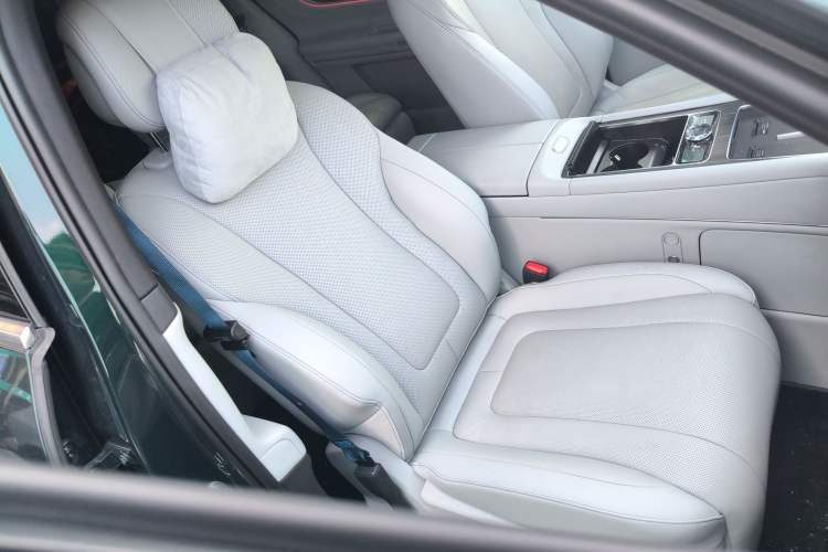 Used Hima AITO M9 2025 Extended-Range Ultra Version 52 kWh 6-Seater Right Front Seat