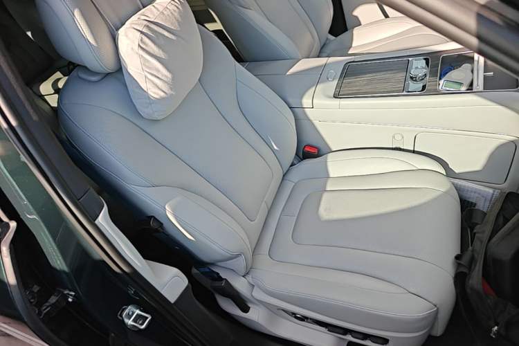 Used Hima AITO M9 2025 Extended-Range Max Version 52 kWh 6-Seater Edition Right Front Seat