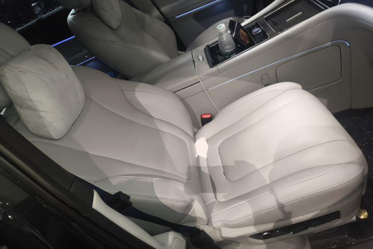 Used Hima AITO M9 2025 Extended-Range Ultra Version 52 kWh 6-Seater Right Front Seat