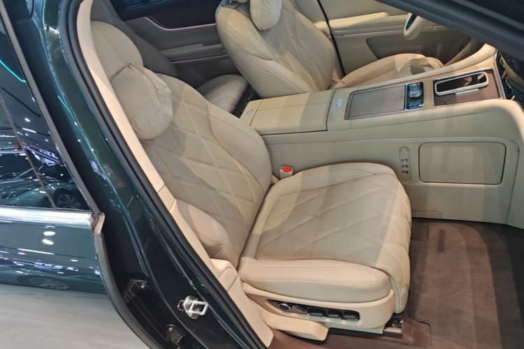 Used Hima AITO M9 2025 Pure Electric Ultra Version 100 kWh 6-Seater Model Right Front Seat