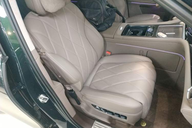 Used Hima AITO M9 2025 Extended-Range Max Version 52 kWh 6-Seater Edition Right Front Seat