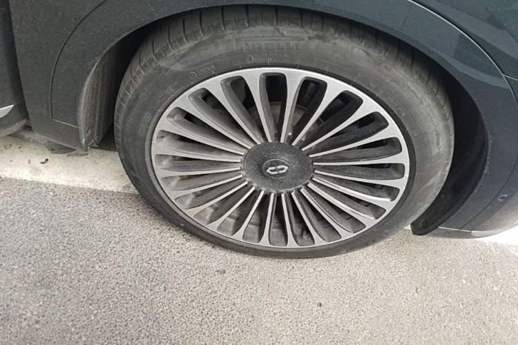 Used Hima AITO M9 2025 Pure Electric Ultra Version 100 kWh 6-Seater Model Right Front Wheel Hub