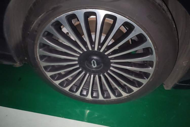 Used Hima AITO M9 2025 Pure Electric Ultra Version 100 kWh 6-Seater Model Right Front Wheel Hub