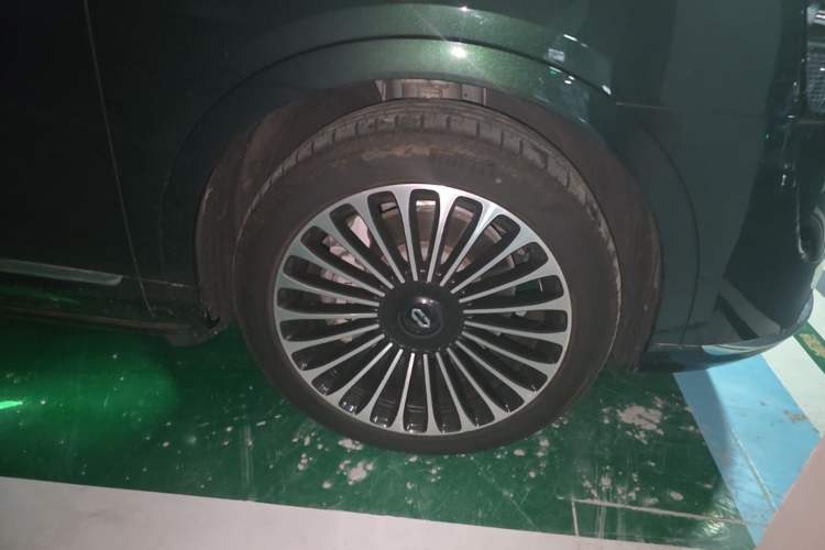 Used Hima AITO M9 2025 Pure Electric Ultra Version 100 kWh 6-Seater Model Right Front Wheel Hub