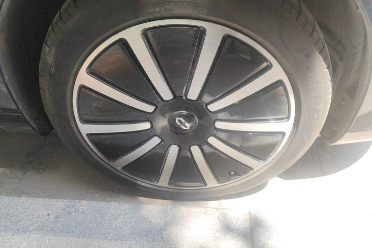 Used Hima AITO M9 2025 Extended-Range Max Version 52 kWh 6-Seater Edition Right Front Wheel Hub