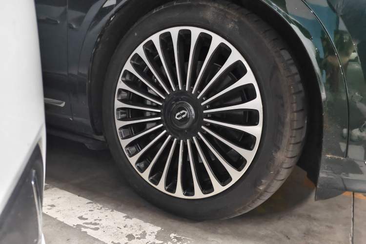 Used Hima AITO M9 2025 Extended-Range Ultra Version 52 kWh 6-Seater Right Front Wheel Hub