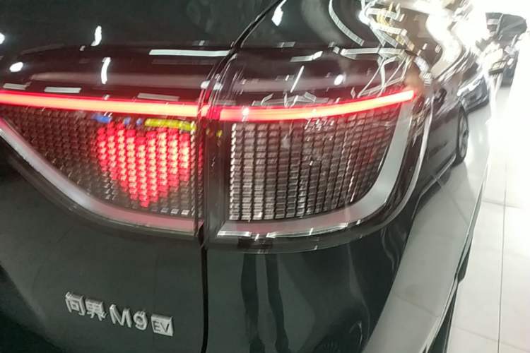 Used Hima AITO M9 2025 Pure Electric Ultra Version 100 kWh 6-Seater Model Right Rear Taillight