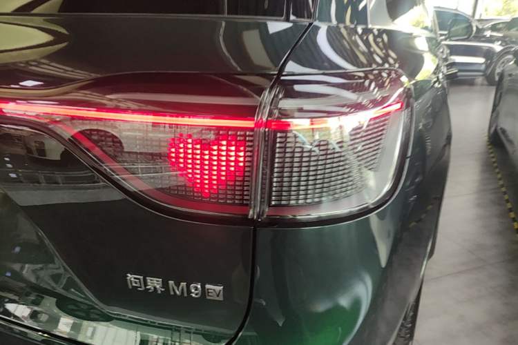 Used Hima AITO M9 2025 Pure Electric Ultra Version 100 kWh 6-Seater Model Right Rear Taillight