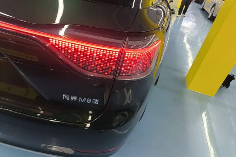Used Hima AITO M9 2025 Pure Electric Ultra Version 100 kWh 6-Seater Model Right Rear Taillight