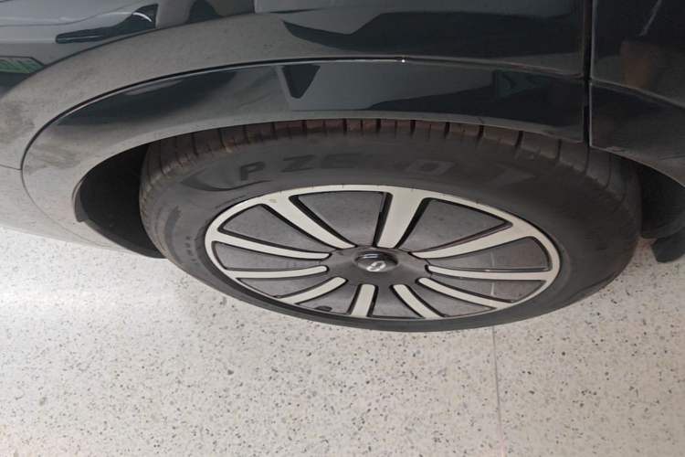Used Hima AITO M9 2025 Extended-Range Max Version 52 kWh 6-Seater Edition Right Rear Wheel Hub