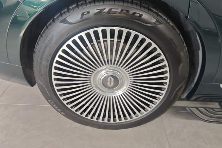 Used Hima AITO M9 2025 Extended-Range Ultra Version 52 kWh 6-Seater Right Rear Wheel Hub