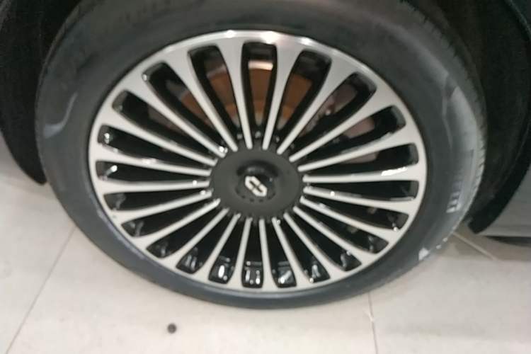 Used Hima AITO M9 2025 Pure Electric Ultra Version 100 kWh 6-Seater Model Right Rear Wheel Hub