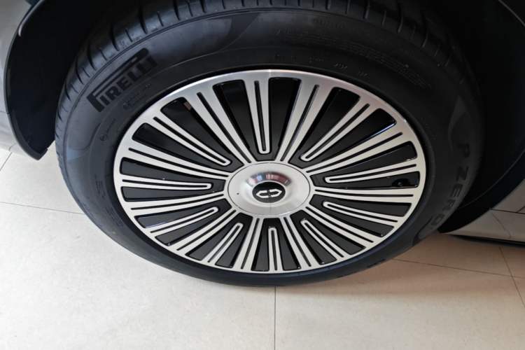 Used Hima AITO M9 2025 Extended-Range Ultra Version 52 kWh 6-Seater Right Rear Wheel Hub