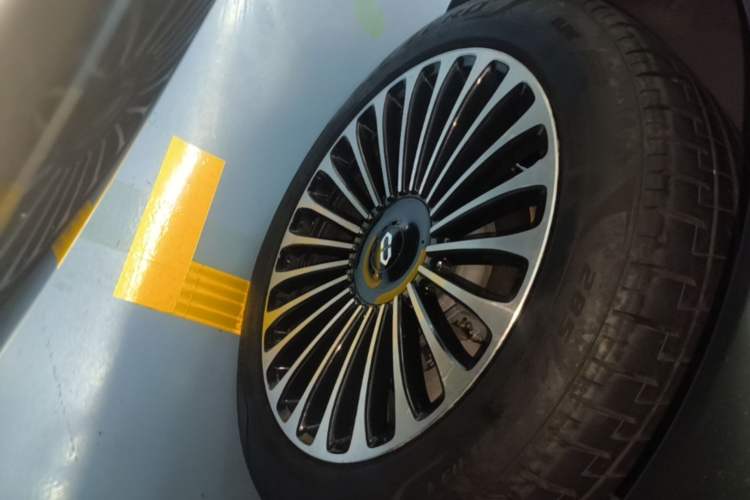 Used Hima AITO M9 2025 Pure Electric Ultra Version 100 kWh 6-Seater Model Right Rear Wheel Hub