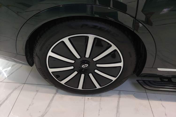 Used Hima AITO M9 2025 Extended-Range Ultra Version 52 kWh 6-Seater Right Rear Wheel Hub