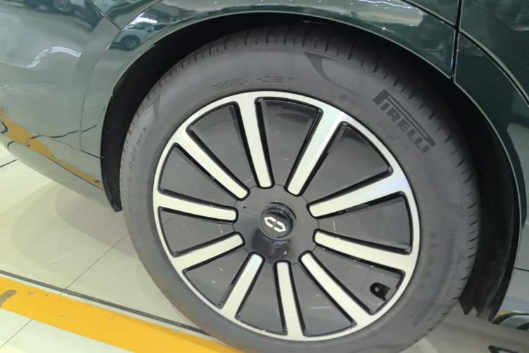 Used Hima AITO M9 2025 Extended-Range Ultra Version 52 kWh 5-Seater Edition Right Rear Wheel Hub