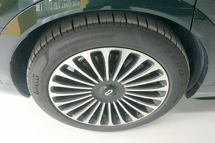 Used Hima AITO M9 2025 Pure Electric Ultra Version 100 kWh 6-Seater Model Right Rear Wheel Hub