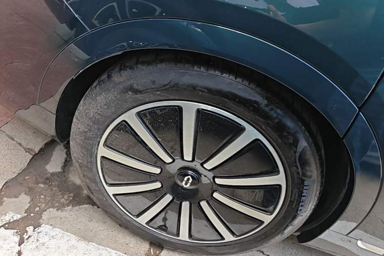 Used Hima AITO M9 2025 Extended-Range Max Version 52 kWh 6-Seater Edition Right Rear Wheel Hub