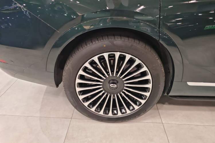 Used Hima AITO M9 2025 Pure Electric Ultra Version 100 kWh 6-Seater Model Right Rear Wheel Hub