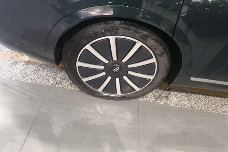 Used Hima AITO M9 2025 Extended-Range Ultra Version 52 kWh 6-Seater Right Rear Wheel Hub