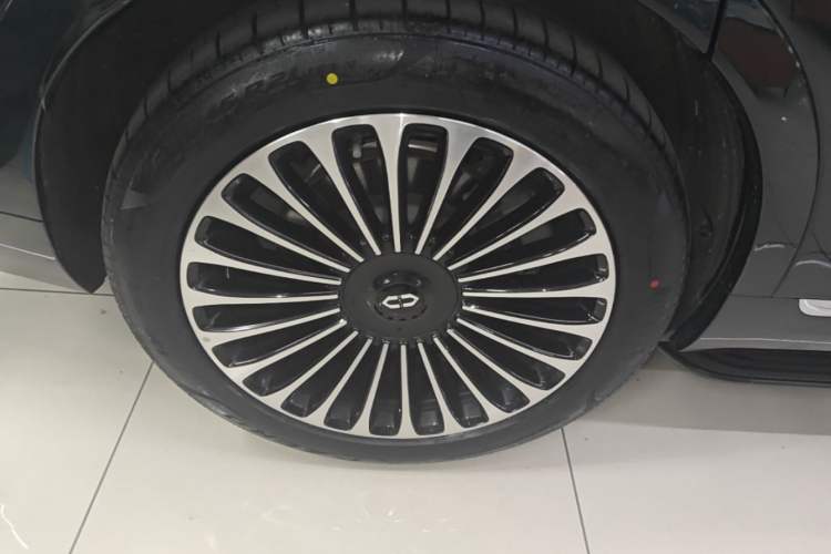 Used Hima AITO M9 2025 Pure Electric Ultra Version 100 kWh 6-Seater Model Right Rear Wheel Hub