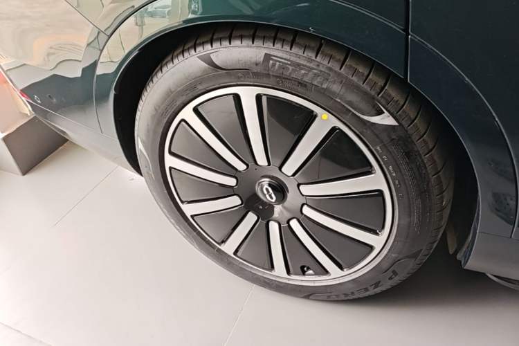Used Hima AITO M9 2025 Extended-Range Ultra Version 52 kWh 5-Seater Edition Right Rear Wheel Hub