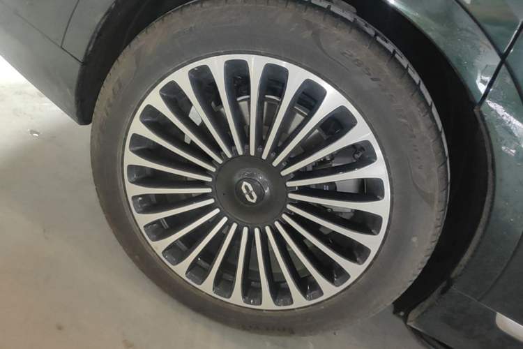 Used Hima AITO M9 2025 Extended-Range Ultra Version 52 kWh 6-Seater Right Rear Wheel Hub