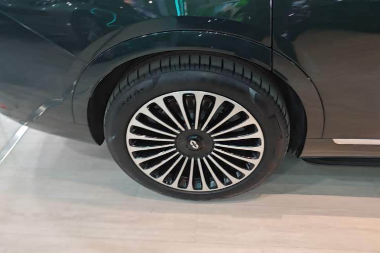 Used Hima AITO M9 2025 Pure Electric Ultra Version 100 kWh 6-Seater Model Right Rear Wheel Hub