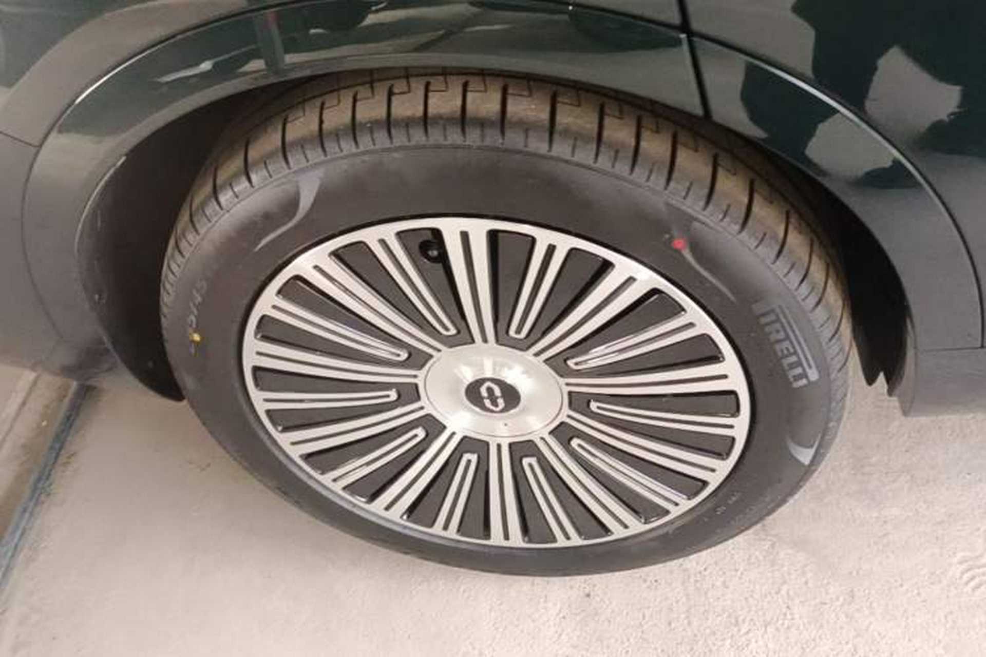 Used Hima AITO M9 2025 Extended-Range Ultra Version 52 kWh 6-Seater Right Rear Wheel Hub