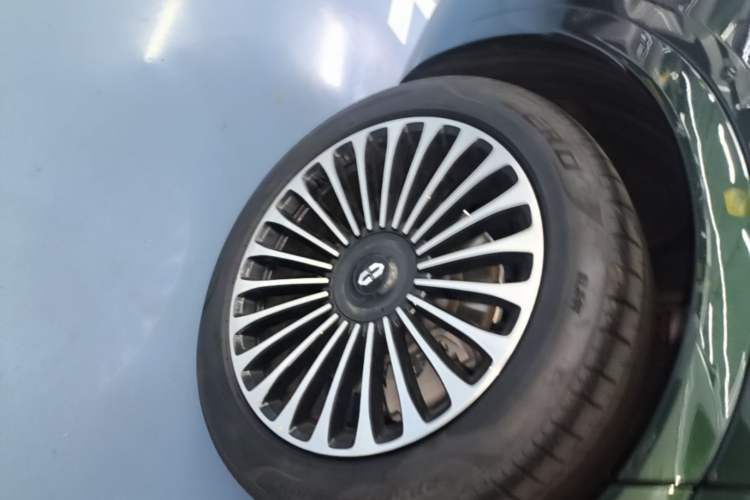 Used Hima AITO M9 2025 Pure Electric Ultra Version 100 kWh 6-Seater Model Right Rear Wheel Hub