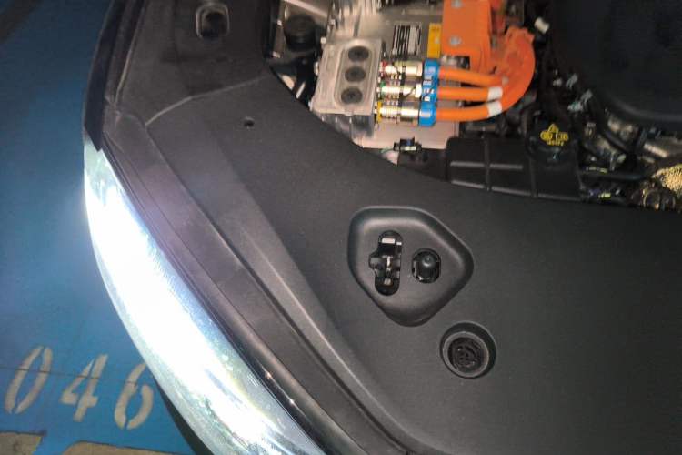 Used Hima AITO M9 2025 Extended-Range Ultra Version 52 kWh 6-Seater Engine Bay Right
