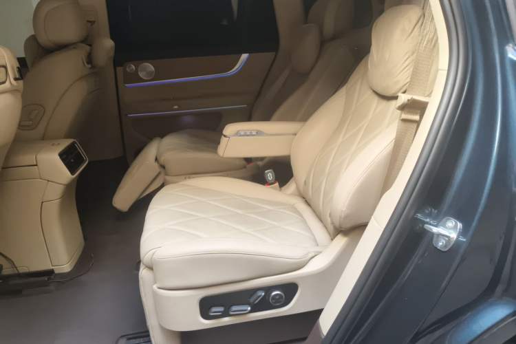 Used Hima AITO M9 2025 Extended-Range Ultra Version 52 kWh 6-Seater Left Rear Seat