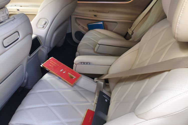 Used Hima AITO M9 2025 Extended-Range Ultra Version 52 kWh 6-Seater Left Rear Seat