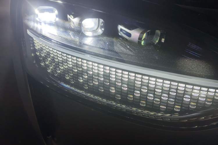 Used Hima AITO M9 2025 Extended-Range Ultra Version 52 kWh 6-Seater Right Front Headlight